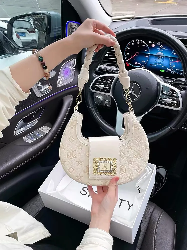 Túi Kẹp Nách Dáng Trăng Khuyết Dập Nổi Khóa Đá Pha Lê Quai Bện Style Pháp Sang Chảnh