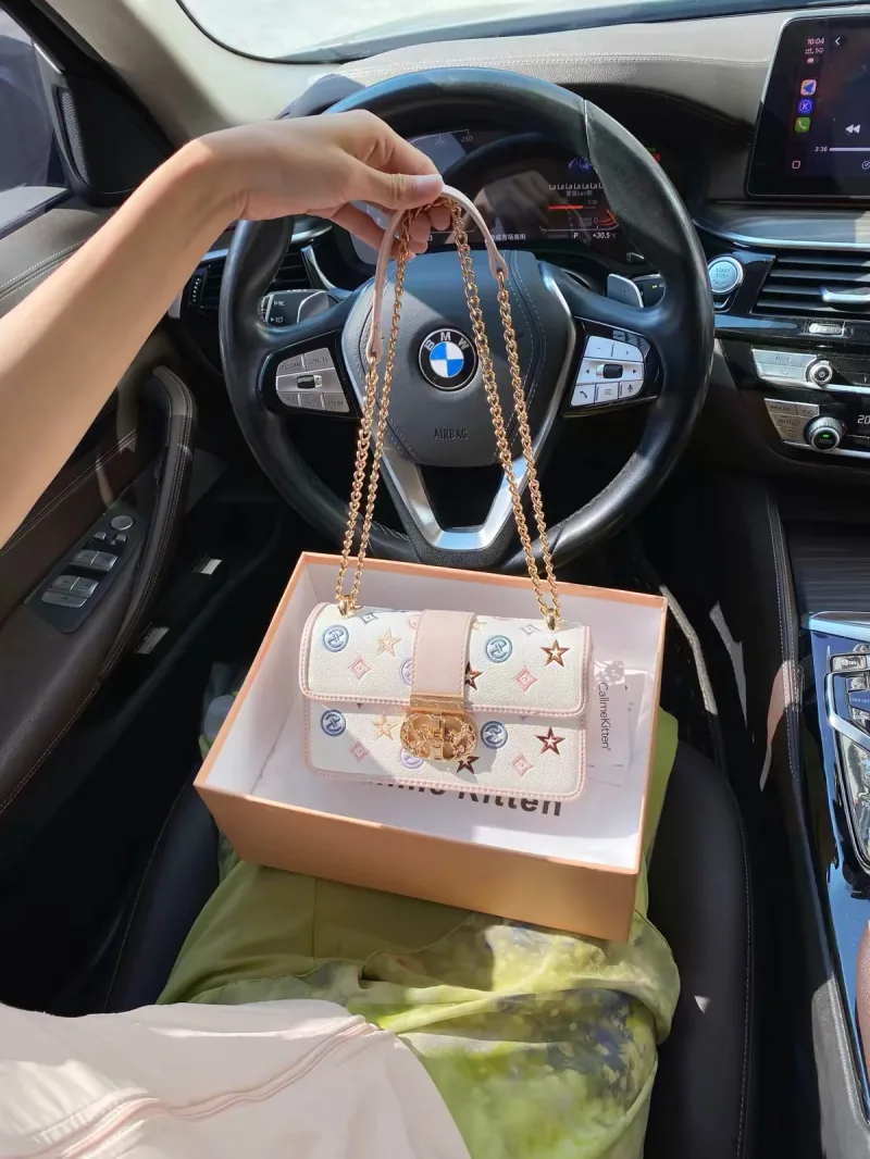 Túi Xách Nữ Dáng Vuông Thêu Họa Tiết Monogram Quai Dây Xích Khóa Tròn Kim Loại CallmeKitten
