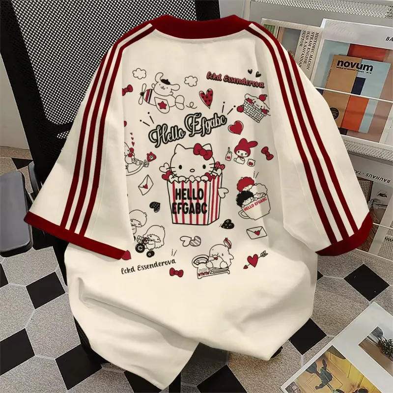 Áo Thun Form Rộng BF Phối 3 Sọc Cánh Tay Viền Cổ Đỏ Rượu In Họa Tiết Mèo Kitty & Bạn Bè Style Mỹ Retro / Y2K Dễ Thương